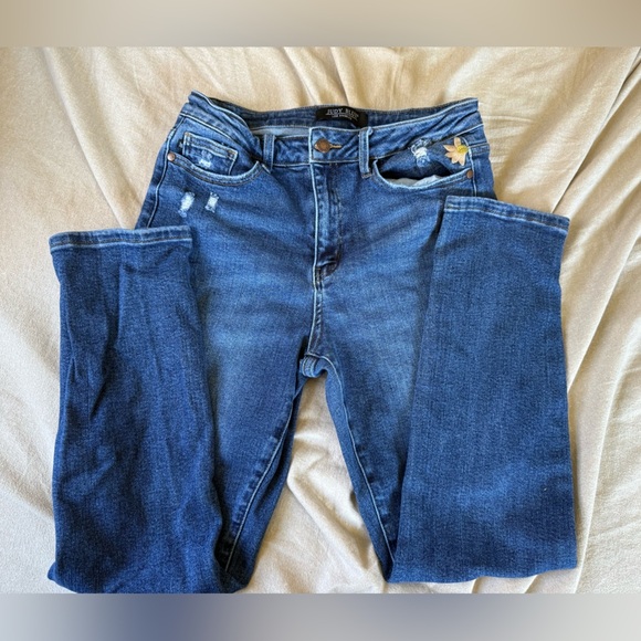 Judy Blue Jeans 9/29 Boyfriend Fit Embrodiered Floral Distressed High Rise Denim - Picture 7 of 7